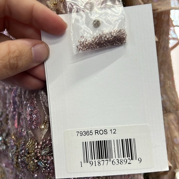 Mac Duggal 79365 NWT EMBELLISHED CAP SLEEVE BODICE FLOWY GOWN - Picture 8 of 8